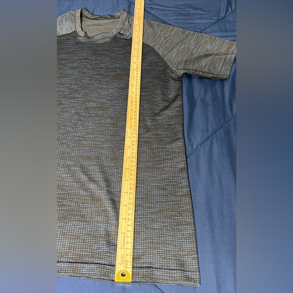 lululemon athletica Men's Short Sleeve Tee - Black and Blue - Picture 4 of 5